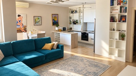 Ne Porcelan, Mbrapa UET, Shitet Apartament 2+1, Me Orientim Perfekt !