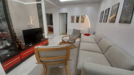 Ne Qender, Jepet Me Qira Super Apartament 2+1, Totalisht I Investuar !!!