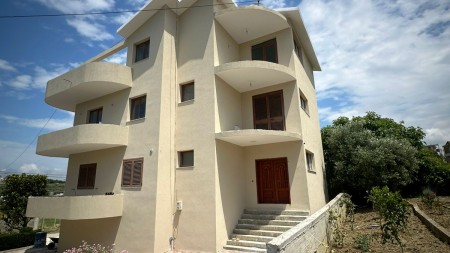 Ne Shkallnur, Durres, Shitet Vile Individuale 3-Kate Me Oborr Dhe Pamje Te Lire Nga Deti !!!