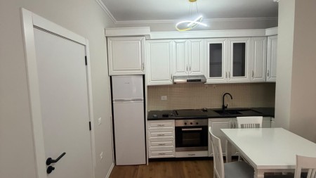 Ne Yzberisht, Shitet Apartament 1+1 Me Planimetri Te Rregullt!!