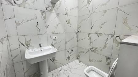 Prane Myslym Shyrit Jepet Me Qira Ambjent Ideal Per Klinika, Bashke Me 2 Poste Parkimi!!!