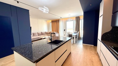 Tek 5-Maji, Jepet Me Qira Super Apartament 2+1+2, Me Verande Dhe Post Parkimi!!