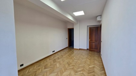 Ne Qender, Tek Torre Drin, Jepet Me Qira Ambient Per Zyra, Me Hapesira Dhe Lokacion Perfekt !!!