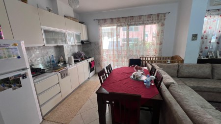 Tek Kodra E Diellit, Shitet Apartament 2+1+Post Parkimi !!