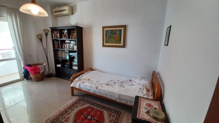 Prane Shkolles Se Kuqe, Shitet Apartament 2+1, Me Planimetri Te Rregullt Dhe Lokacion Perfekt!!!