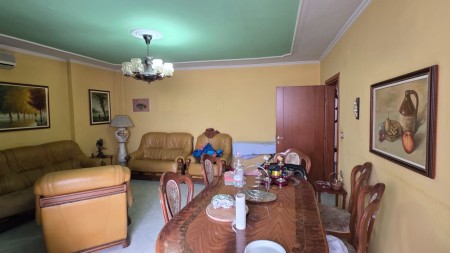 Ne Myslym Shyri, Jepet Me Qira Apartament 2+1, Me Lokacion Perfekt Dhe 2 Poste Parkimi !!