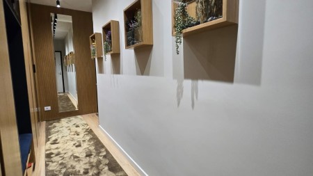 Tek Kodra e Diellit, Jepet Me Qira Super Apartament 2+1+2+Post Parkimi, Totalisht i Investuar Gati Per Banim!!!