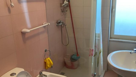 Ne Durres, Shitet Apartament 2+1+3 Ballkone, Me Planimetri Te Rregullt Dhe Pamje Te Lire Nga Deti !!!