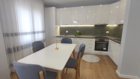 Prane Ring Center, Jepet Me Qira, Apartament 2+1, Totalisht I Investuar!!