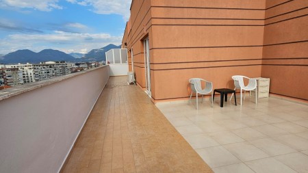 Ne Misto Mame, Jepet Me Qira Apartament 2+1+2+Verande, Mundesi Ideale Banimi !!!