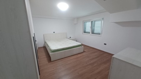 Tek Kodra E Priftit, Jepet Me Qira, Apartament 2+1+2 Gati Per Banim !!!