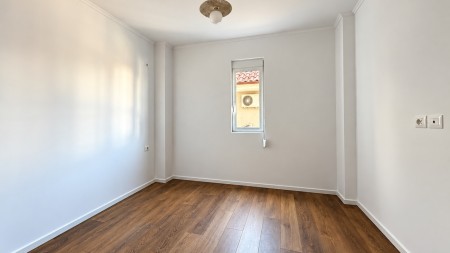 Ne Laprake, Shitet Super Apartament 1+1, Me Orientim Perfekt !!!