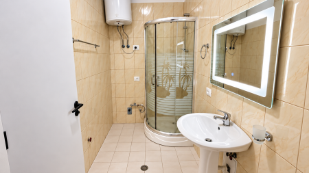 Ne Yzberisht, Shitet Apartament 1+1 Me Planimetri Te Rregullt!!