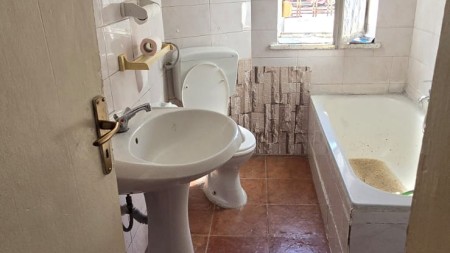 Mbrapa Ish Ekspozites, Ne Rrugen Nikolla Jorga, Shitet Apartament 2+1, Me Vendndodhje Perfekte !!!