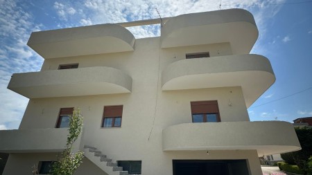 Ne Shkallnur, Durres, Shitet Vile Individuale 3-Kate Me Oborr Dhe Pamje Te Lire Nga Deti !!!