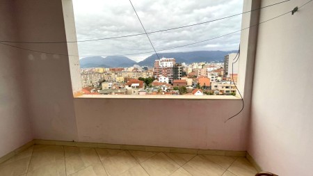 Tek Siri Kodra, Jepet Me Qira Apartament 1+1, Me Siperfaqe Te Bollshme!!!