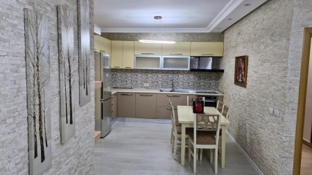 Ne Porcelan Shitet Apartament 3+1+2 Me Hapsira Te Bollshme!!