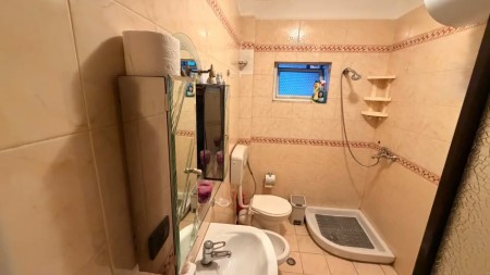 Ne Porcelan Mbrapa UET, Jepet Me Qira, Apartament 2+1 Gati Per Banim !!!
