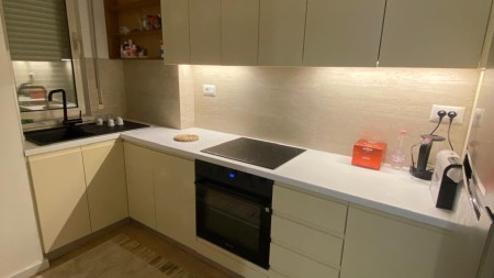 Tek Liqeni I Thate, Jepet Me Qira Apartament 3+1+2 !!!
