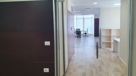 Tek Kopshti Zoologjik, Jepet Me Qira Ambient Per Zyra, Me Lokacion Perfekt!!!