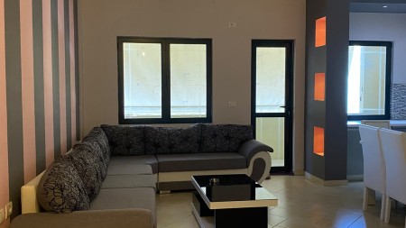 Ne Shkoze, Prane Ish Uzines Se Autotraktoreve, Shitet Apartament 2+1+2, Mundesi Ideale Banimi !!!