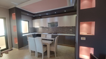 Ne Shkoze, Prane Ish Uzines Se Autotraktoreve, Shitet Apartament 2+1+2, Mundesi Ideale Banimi !!!