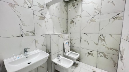 Prane Myslym Shyrit Jepet Me Qira Ambjent Ideal Per Klinika, Bashke Me 2 Poste Parkimi!!!