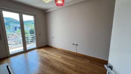 Tek Liqeni I Thate, Shitet Apartamenti 2+1, I Investuar Dhe Me Pamje !!!