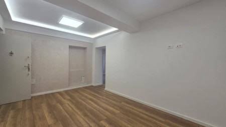 Perballe Maternitetit Te Ri, Jepet Me Qira Ambient, Ideal Per Zyra Ose Biznes!!!