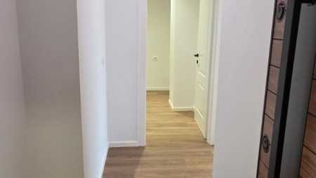 Tek 21 Dhjetori, Shitet Super Apartament 1+1, Ideal Per Banim Dhe Investim !!!