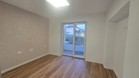 Perballe Maternitetit Te Ri, Jepet Me Qira Ambient, Ideal Per Zyra Ose Biznes!!!
