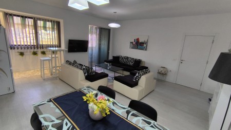 Tek Piazza, Jepet Me Qira Apartament 2+1, Totalisht I Investuar !!!