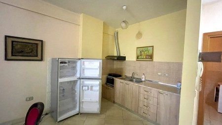 Tek Siri Kodra, Jepet Me Qira Apartament 1+1, Me Siperfaqe Te Bollshme!!!