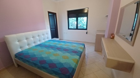 Ne Shkoze, Prane Ish Uzines Se Autotraktoreve, Shitet Apartament 2+1+2, Mundesi Ideale Banimi !!!