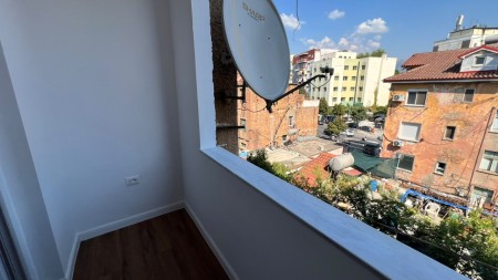 Tek Medreseja, Buze Rruge, Shitet Apartament 1+1 I Investuar!!!