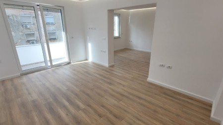 Tek Kafe Flora, Shitet Super Apartament 2+1 Me Lokacion & Orientim Perfekt!!!