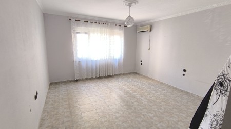 Ne Laprake, Tek Blloku Gintash, Shitet Ambient Biznesi Ideal Per Investim !!!