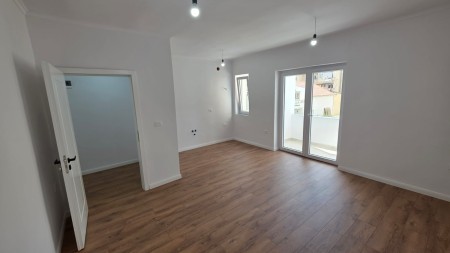 Afer Gjimnazit Partizani, Shitet Super Apartament 1+1, Ideal Per Banim Dhe Investim !!!