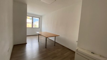 Tek Turdiu Center, Jepet Me Qira Zyre Me Nje Lokacion Fantastik!