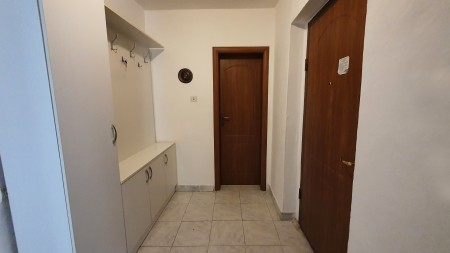 Ne Myslym Shyr, Jepet Me Qira Apartament 1+1, Buze Rruges Kryesore !!!