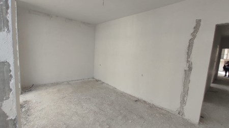Ne Gjirin e Lalzit, Shitet Super Apartament 3+1+2 Nje Minute Larg Detit!!!