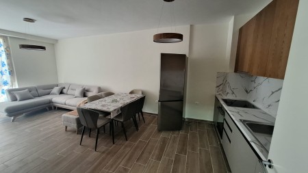 Tek 5-Maji Prane Rrethrrotullimit, Jepet Me Qira Apartament 2+1, Gati Per Banim !!!