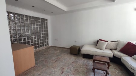 Ne Bllok, Jepet Me Qira Apartament 3+1 Per Biznes !!