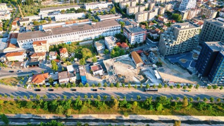 Tek Eterna Tirana, Shitet Apartament 1+1, Me Planimetri Te Rregullt!!