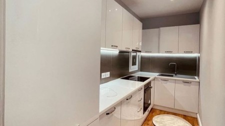 Ne Rr. Frosina Plaku, Jepet Me Qira Super Apartament 2+1, Prane Kompleksit Kontakt !!!