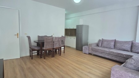 Tek Ish Parku, Shitet Apartament  1+1, Me Super Planimetri !!!