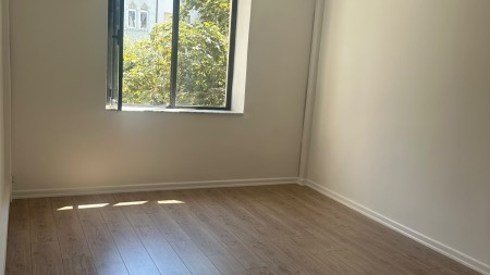 Ne Qender, Ne Fillim Te Bulevardit Zogu 1, Jepet Ambient Me Qira, Ideal Per Zyra Ose Klinika !!!