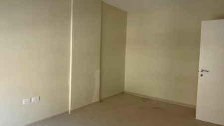 Tek Shkolla Kuqe, Jepet Me Qira Apartament 1+1, I Pershtatshem Per Zyra !!