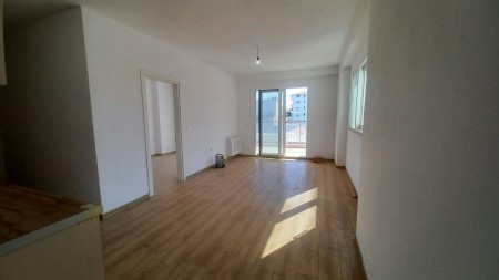 Prane Farmacise 10, Jepet Me Qira Apartament 1+1, Ideal Per Banim !!!
