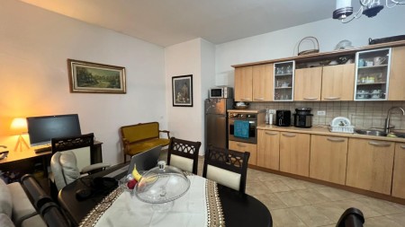 Tek Zogu i Zi, Shitet Apartament 1+1 Me Hapesira Te Bollshme Dhe Planimetri Te Rregullt !!!